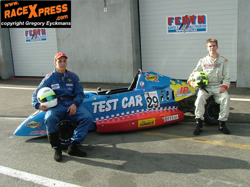 Maikel en Stefan Van Beek met de Test Car